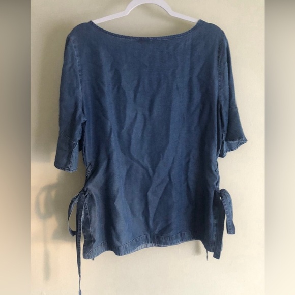 Ann Taylor women’s Chambray Denim blouse sz M - Picture 2 of 3